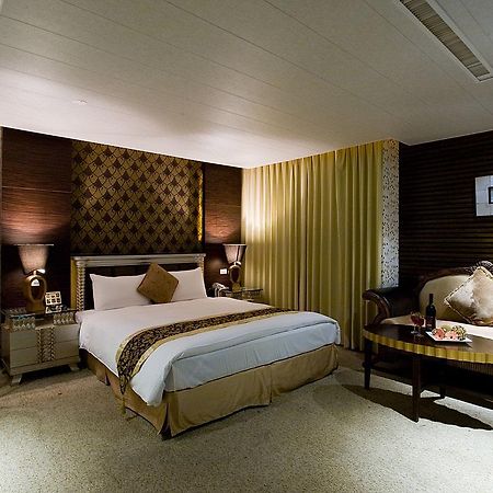 Crystal Business Motel Хсинчу Сити Екстериор снимка