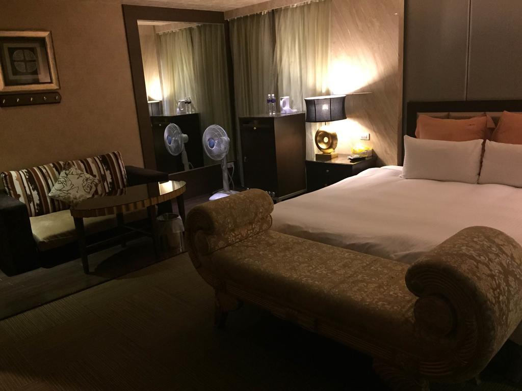 Crystal Business Motel Хсинчу Сити Екстериор снимка