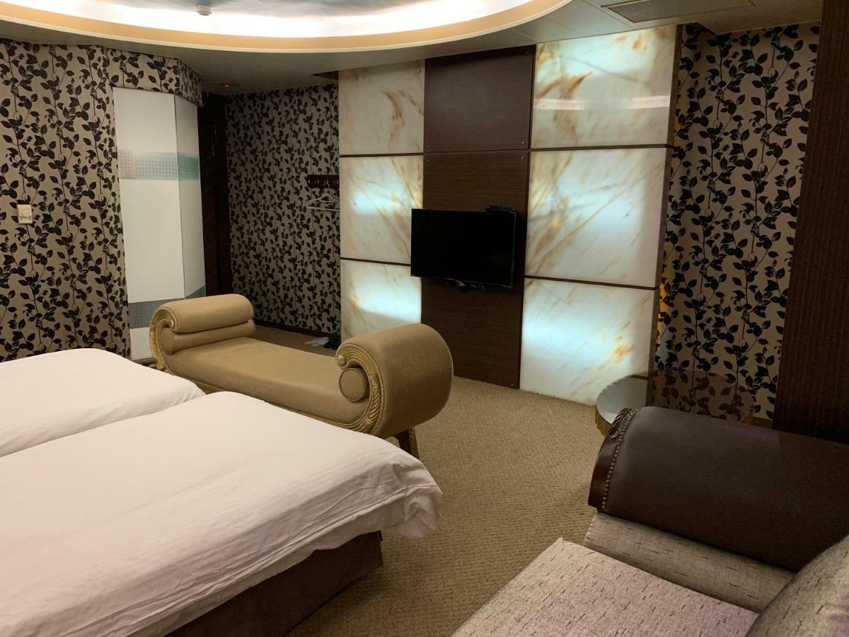 Crystal Business Motel Хсинчу Сити Екстериор снимка